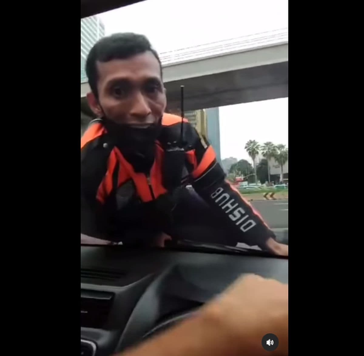 Kronologi Petugas Dishub Naik Kap Mobil Taksi Online: Pengemudi Acungkan Jari Tengah Kronologi Petugas Dishub Naik Kap Mobil Taksi Online: Pengemudi Acungkan Jari Tengah