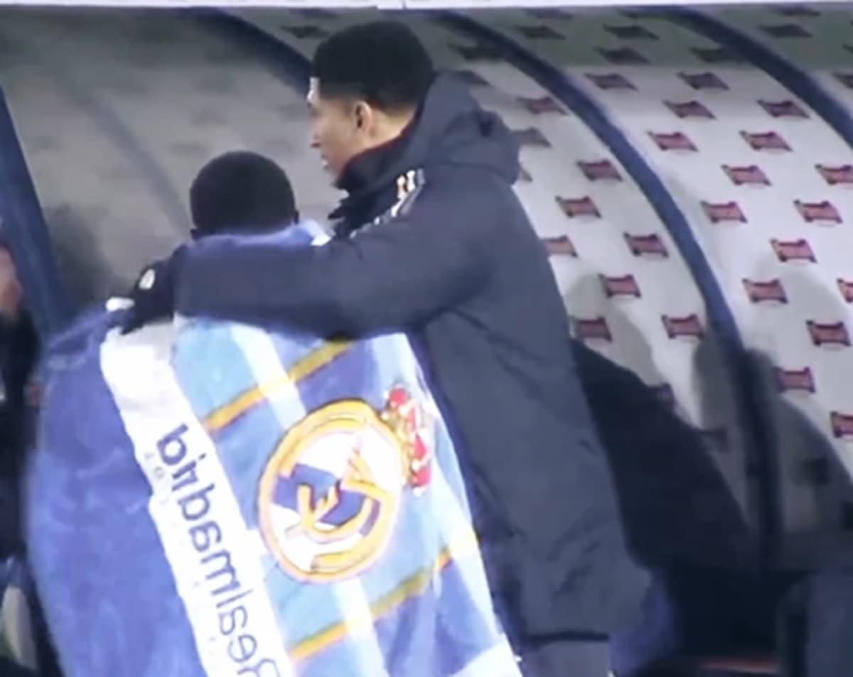 Curi Perhatian, Momen Jude Bellingham Berikan Selimut kepada Ball Boy yang Kedinginan di Laga Arandina vs Real Madrid Curi Perhatian, Momen Jude Bellingham Berikan Selimut kepada Ball Boy yang Kedinginan di Laga Arandina vs Real Madrid
