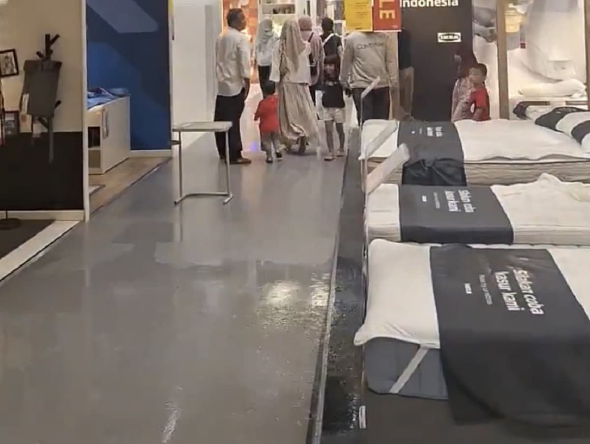 Atap IKEA Alam Sutera Bocor saat Hujan Deras, Netizen: Udah Kayak Rumah Gue! Atap IKEA Alam Sutera Bocor saat Hujan Deras, Netizen: Udah Kayak Rumah Gue!