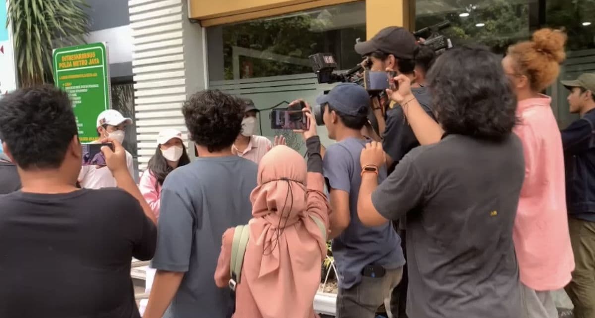 Jadi Tersangka, Meli 3gp Cs Penuhi Panggilan Polisi soal Kasus Film Porno Jadi Tersangka, Meli 3gp Cs Penuhi Panggilan Polisi soal Kasus Film Porno