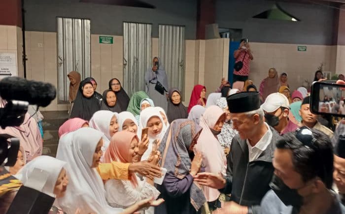 Silahturahmi ke Ponpes Al Ihya Ulumuddin Cilacap, Ganjar Salami Ibu-ibu Pengajian Silahturahmi ke Ponpes Al Ihya Ulumuddin Cilacap, Ganjar Salami Ibu-ibu Pengajian