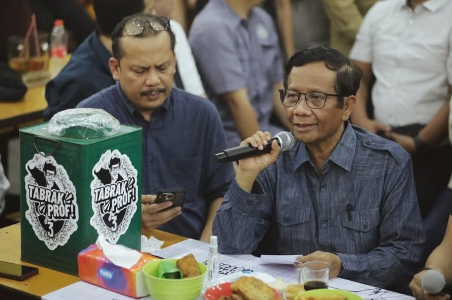 Tabrak Prof! Warga Surabaya Sampaikan Keluh Kesahnya Langsung ke Mahfud MD Tabrak Prof! Warga Surabaya Sampaikan Keluh Kesahnya Langsung ke Mahfud MD
