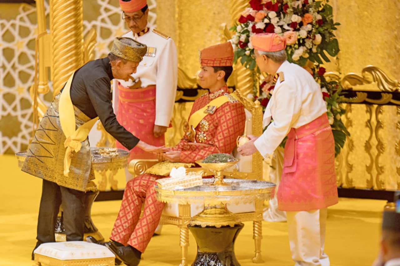 Jalani Upacara Berbedak, Prince Mateen dan Anisha Rosnah Tampil dengan Baju Serba Merah Jalani Upacara Berbedak, Prince Mateen dan Anisha Rosnah Tampil dengan Baju Serba Merah