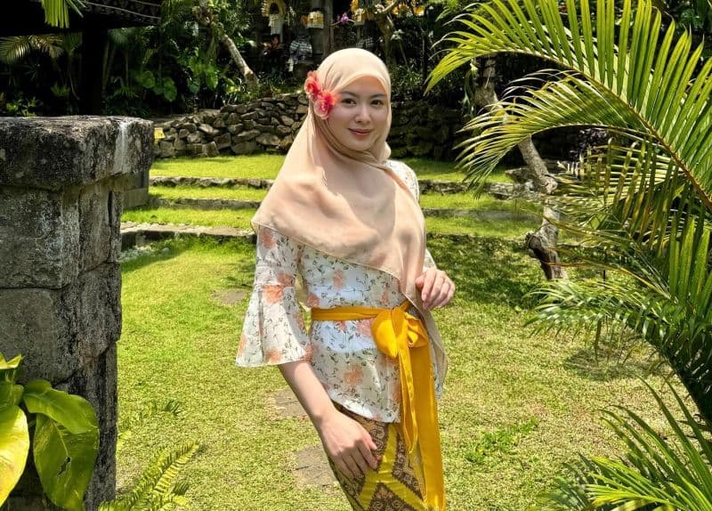 Potret Gaya Hijab Cantik Ayana Moon dengan Kebaya Bali Potret Gaya Hijab Cantik Ayana Moon dengan Kebaya Bali