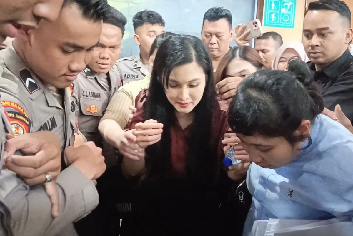 Belikan Kalung Emas, Harvey Moeis <i>Ngaku</i> Diomelin Sandra Dewi Belikan Kalung Emas, Harvey Moeis <i>Ngaku</i> Diomelin Sandra Dewi