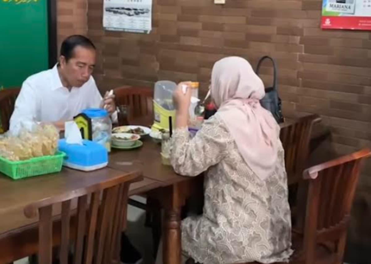 Potret Jokowi Hari Ke-2 Jadi Pengangguran, Pilih Asyik Makan Soto Potret Jokowi Hari Ke-2 Jadi Pengangguran, Pilih Asyik Makan Soto