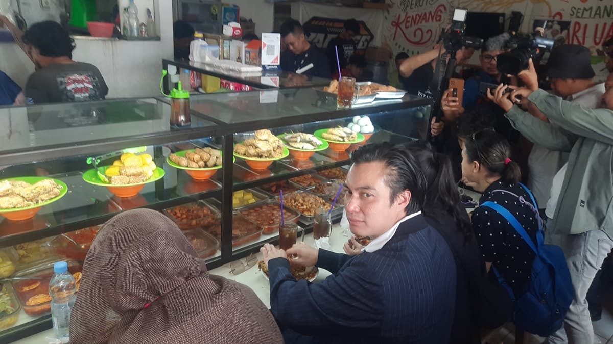 Tunggu Paula Verhoeven, Baim Wong Sempatkan Makan di Warteg Tunggu Paula Verhoeven, Baim Wong Sempatkan Makan di Warteg