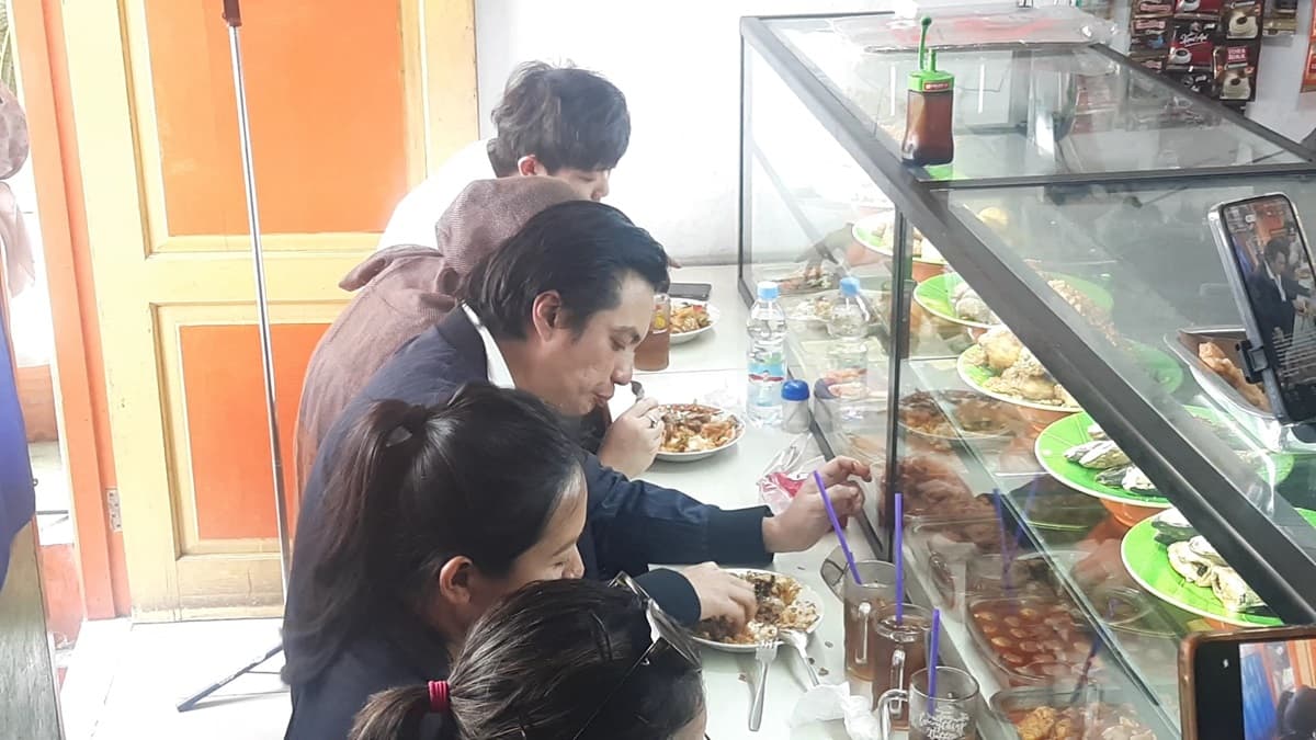 Makan di Warteg, Baim Wong Bercanda Minta Wajahnya Dipajang di Spanduk Makan di Warteg, Baim Wong Bercanda Minta Wajahnya Dipajang di Spanduk