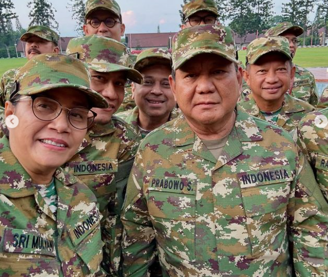 Gaya Sri Mulyani Pakai Seragam Militer saat Digembleng Prabowo di Akmil Magelang Gaya Sri Mulyani Pakai Seragam Militer saat Digembleng Prabowo di Akmil Magelang
