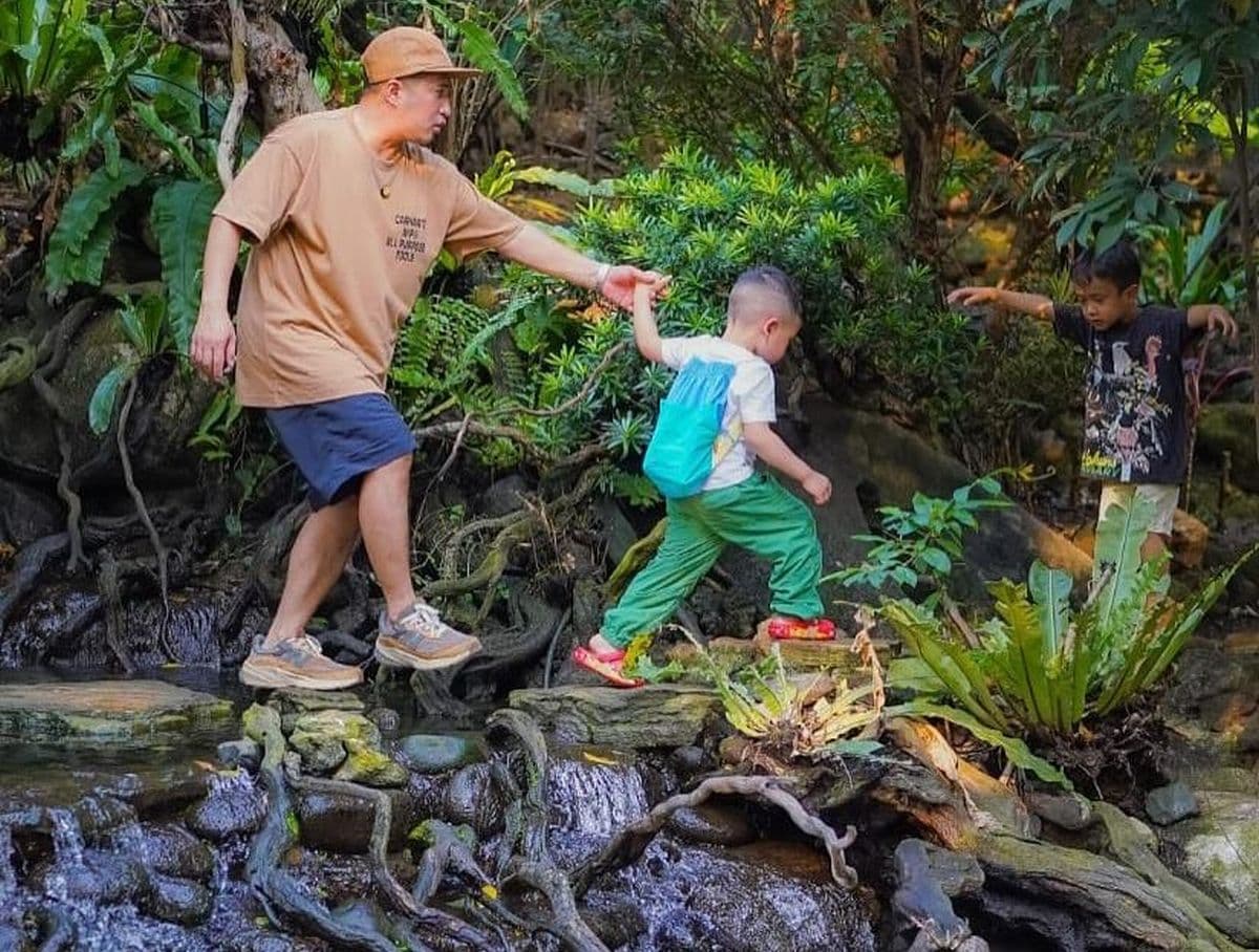 5 Potret Irfan Hakim Jadi Bapak Dadakan Cipung, Main di Mini Zoo Bak Bocah Petualang 5 Potret Irfan Hakim Jadi Bapak Dadakan Cipung, Main di Mini Zoo Bak Bocah Petualang