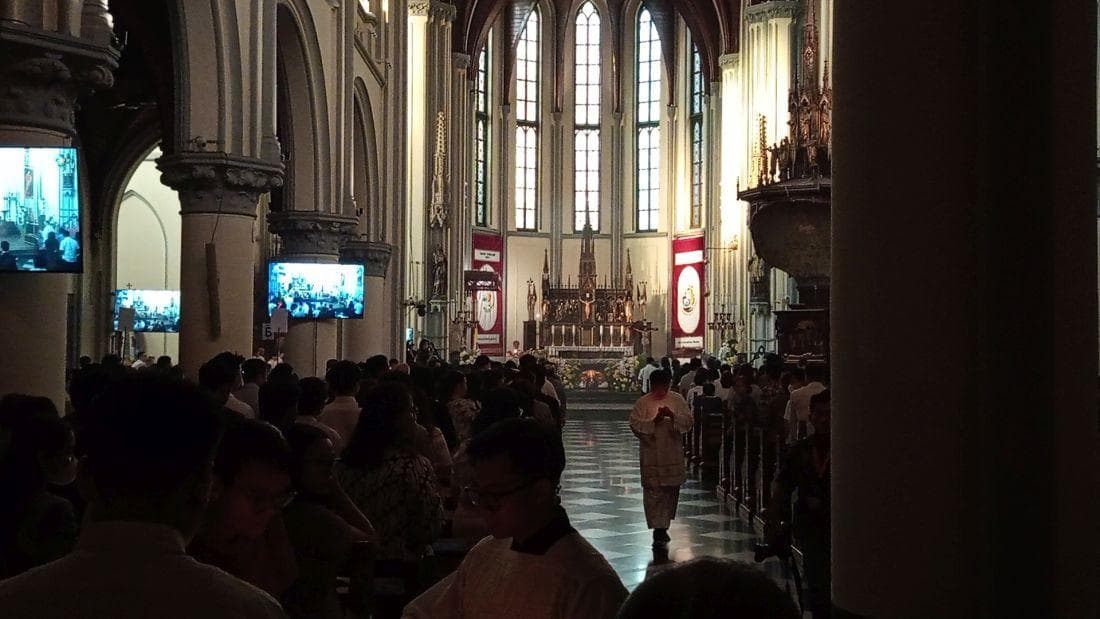 Ribuan Jemaat Khusyuk Ikuti Misa Malam Paskah di Gereja Katedral Ribuan Jemaat Khusyuk Ikuti Misa Malam Paskah di Gereja Katedral