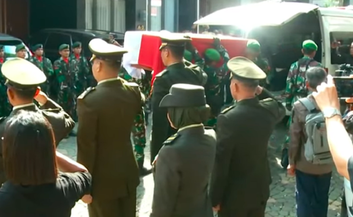 Suasana Rumah Duka Perwira TNI Kolonel Antonius Korban Ledakan Amunisi di Garut Suasana Rumah Duka Perwira TNI Kolonel Antonius Korban Ledakan Amunisi di Garut