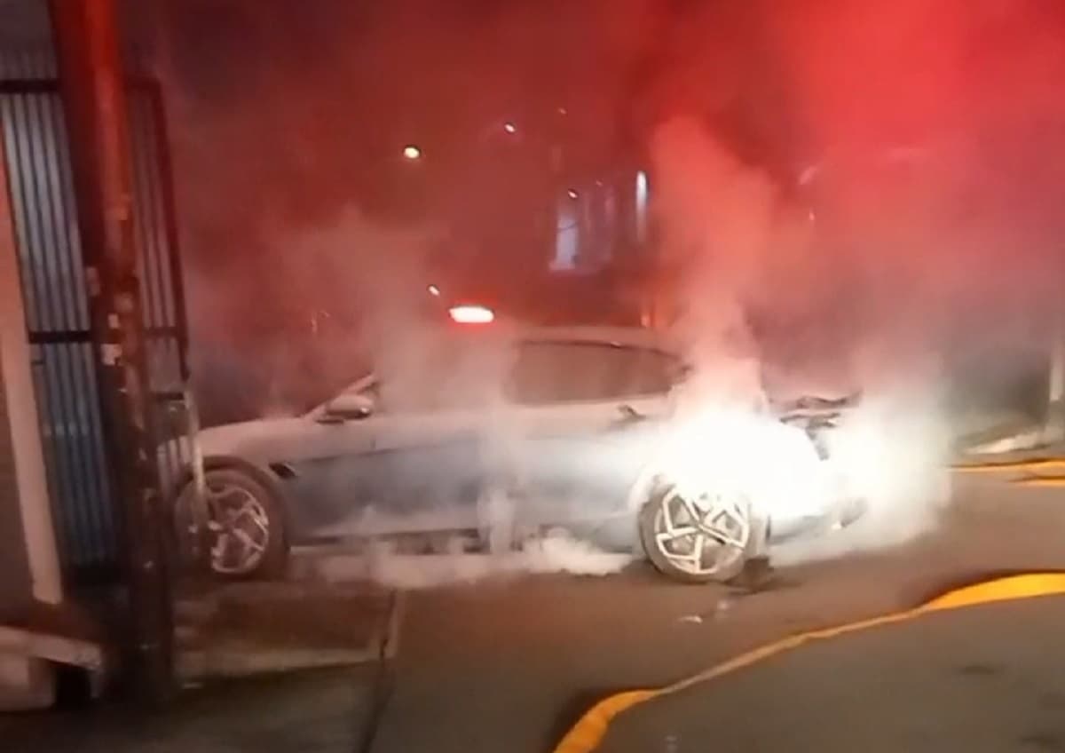 Mobil BYD Seal Keluarkan Asap Pekat dalam Garasi Rumah, Puluhan Petugas Damkar Dikerahkan Mobil BYD Seal Keluarkan Asap Pekat dalam Garasi Rumah, Puluhan Petugas Damkar Dikerahkan