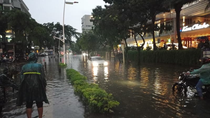 Hujan Deras Guyur Jaksel, Jalan Kemang Utara Banjir 40 Cm Hujan Deras Guyur Jaksel, Jalan Kemang Utara Banjir 40 Cm