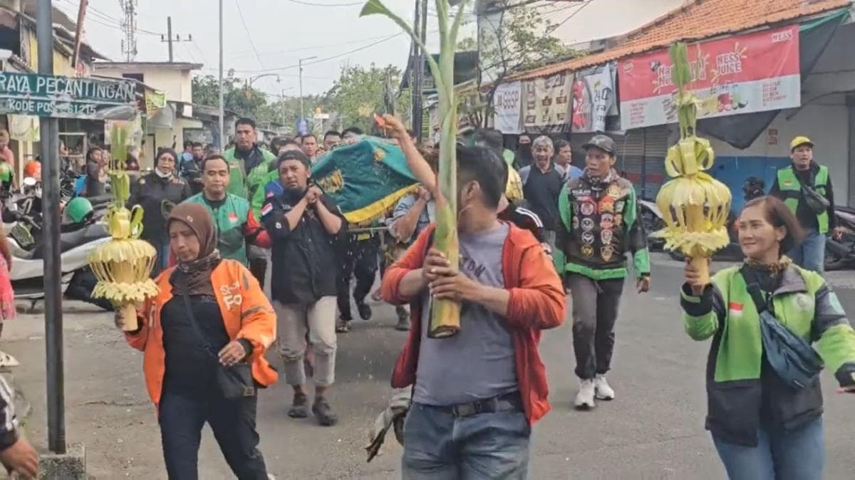 Dikawal Ratusan Rekan Sejawat, Jenazah Ojol Wanita Sevi Ayu Dimakamkan di Sidoarjo Dikawal Ratusan Rekan Sejawat, Jenazah Ojol Wanita Sevi Ayu Dimakamkan di Sidoarjo