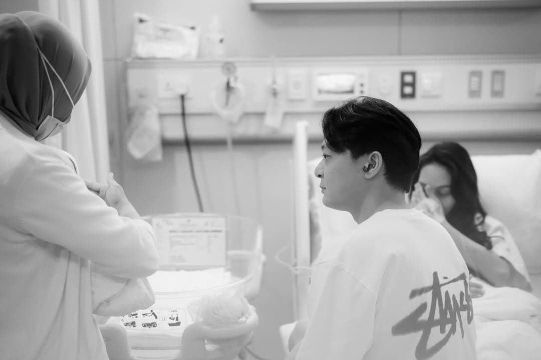 5 Momen Manis Bravy Vconk Jadi Ayah Siaga untuk Bayi Erika Carlina 5 Momen Manis Bravy Vconk Jadi Ayah Siaga untuk Bayi Erika Carlina