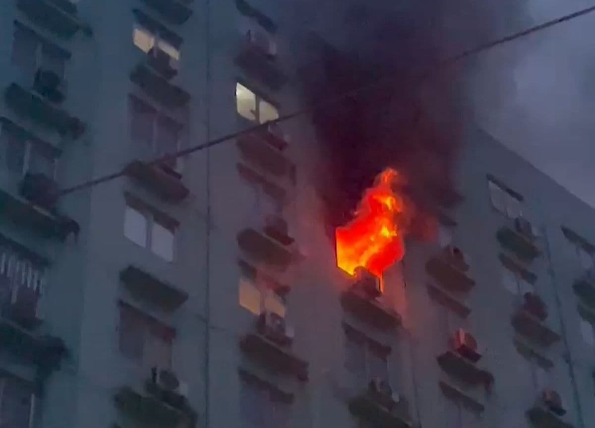 Situasi Kebakaran Lantai 11 Apartemen City Park dalam Proses Pendinginan Situasi Kebakaran Lantai 11 Apartemen City Park dalam Proses Pendinginan