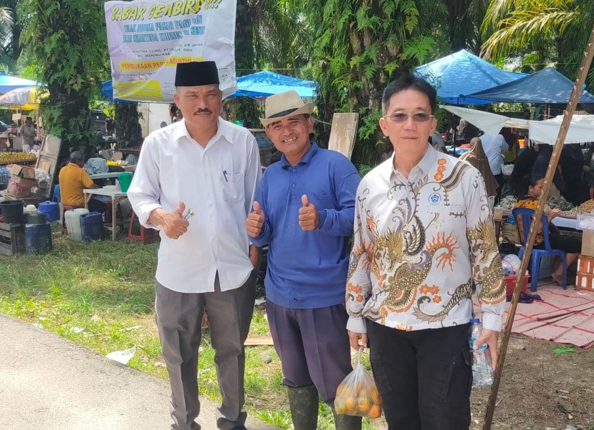 Legislator Perindo Dapot Hutagalung Sambangi Pasar Kaget Bengkalis, Semangati Pedagang UMKM! Legislator Perindo Dapot Hutagalung Sambangi Pasar Kaget Bengkalis, Semangati Pedagang UMKM!