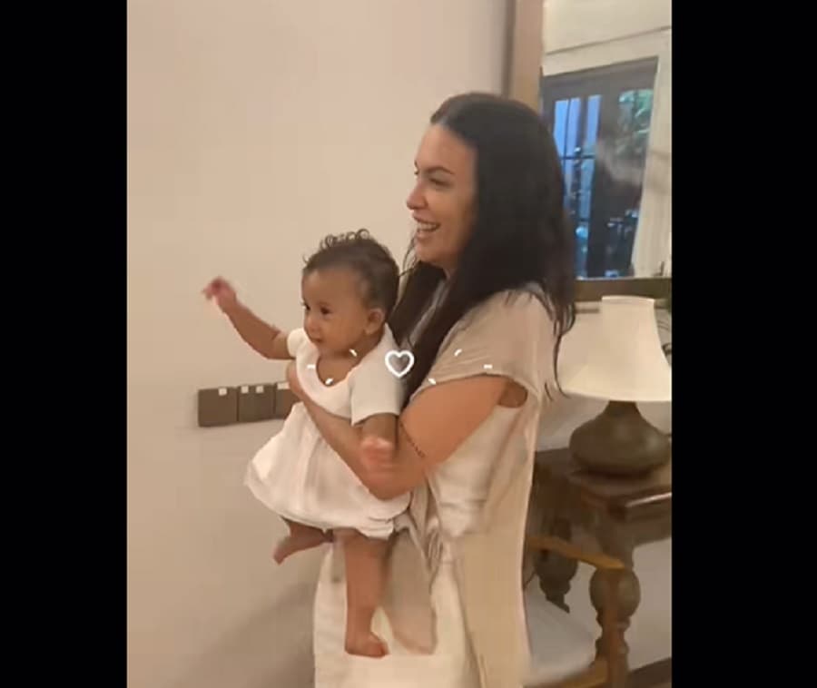 Momen Sophia Latjuba Gendong Cucu, Netizen: Nenek Tercantik Ini Momen Sophia Latjuba Gendong Cucu, Netizen: Nenek Tercantik Ini