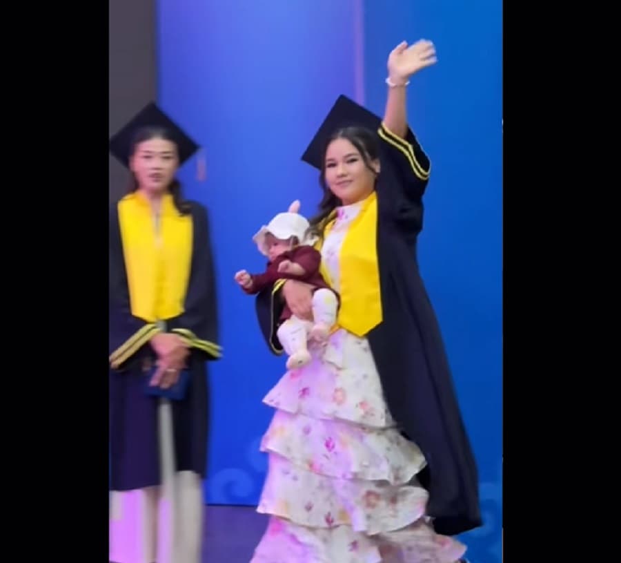 Viral! Ibu Muda Wisuda Sambil Gendong Anak Viral! Ibu Muda Wisuda Sambil Gendong Anak