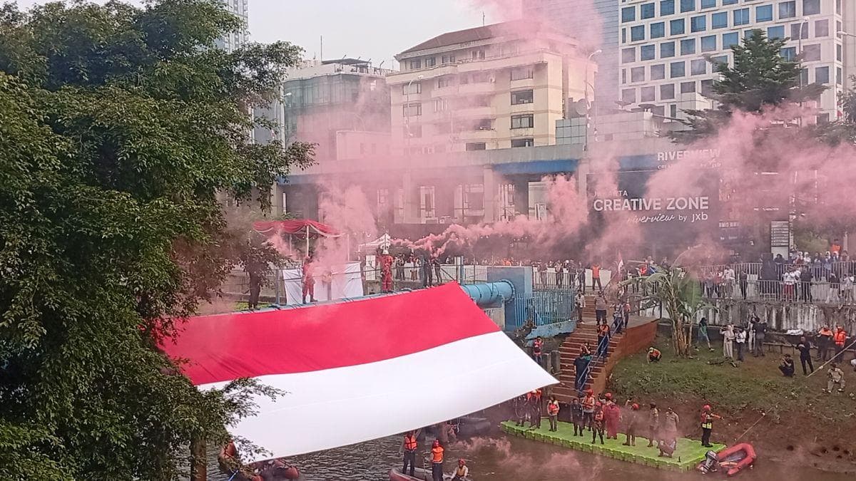 Bendera Merah Putih Raksasa Berkibar di Ciliwung, Ajak Warga ‘Merdekakan Sungai dari Sampah’ Bendera Merah Putih Raksasa Berkibar di Ciliwung, Ajak Warga ‘Merdekakan Sungai dari Sampah’