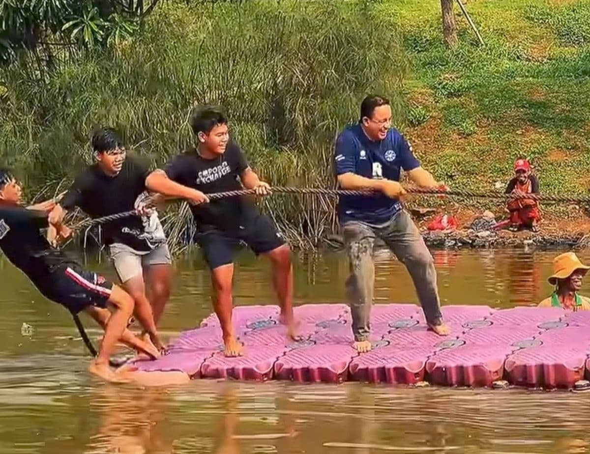 Demi Kemenangan! Anies Rela Nyemplung Waduk saat Tarik Tambang Rakit Demi Kemenangan! Anies Rela Nyemplung Waduk saat Tarik Tambang Rakit