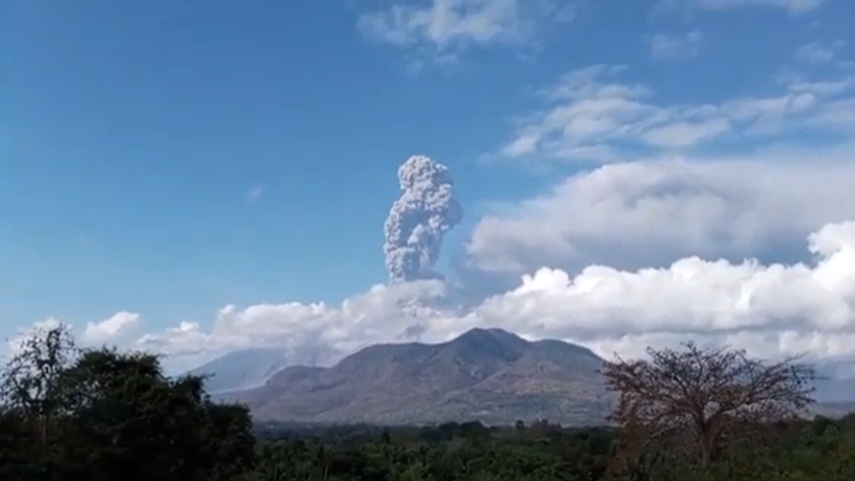 Gunung Lewotobi Laki-Laki Erupsi Tinggi, Warga Diminta Waspada Gunung Lewotobi Laki-Laki Erupsi Tinggi, Warga Diminta Waspada