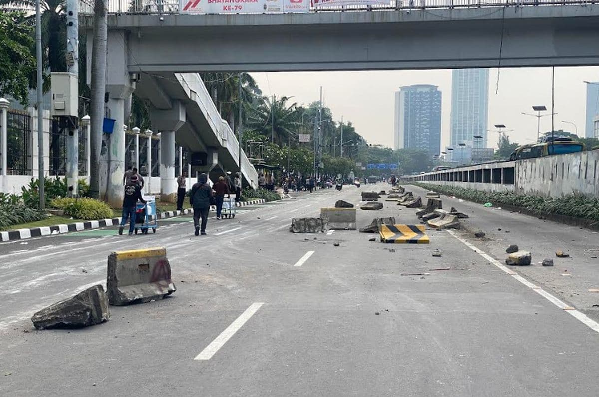 Jalur Busway Depan DPR Hancur Berantakan Usai Chaos Demo Pelajar Jalur Busway Depan DPR Hancur Berantakan Usai Chaos Demo Pelajar
