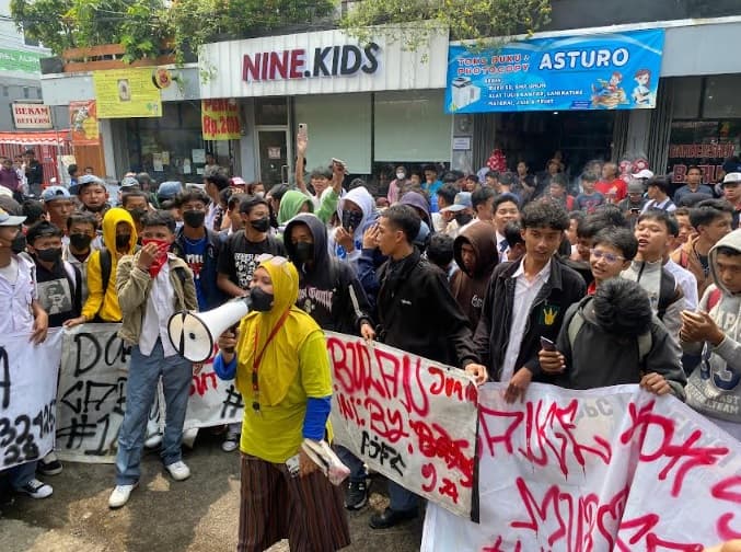 Kronologi Guru SMP 13 Kota Bekasi Cabuli Siswi hingga Digeruduk Ratusan Alumni Kronologi Guru SMP 13 Kota Bekasi Cabuli Siswi hingga Digeruduk Ratusan Alumni