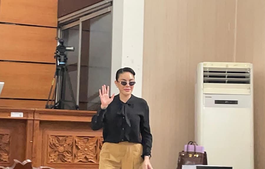 Gaya Modis Nikita Mirzani di Sidang Kasus Pemerasan dan TPPU Meski Sedang Sakit Gaya Modis Nikita Mirzani di Sidang Kasus Pemerasan dan TPPU Meski Sedang Sakit