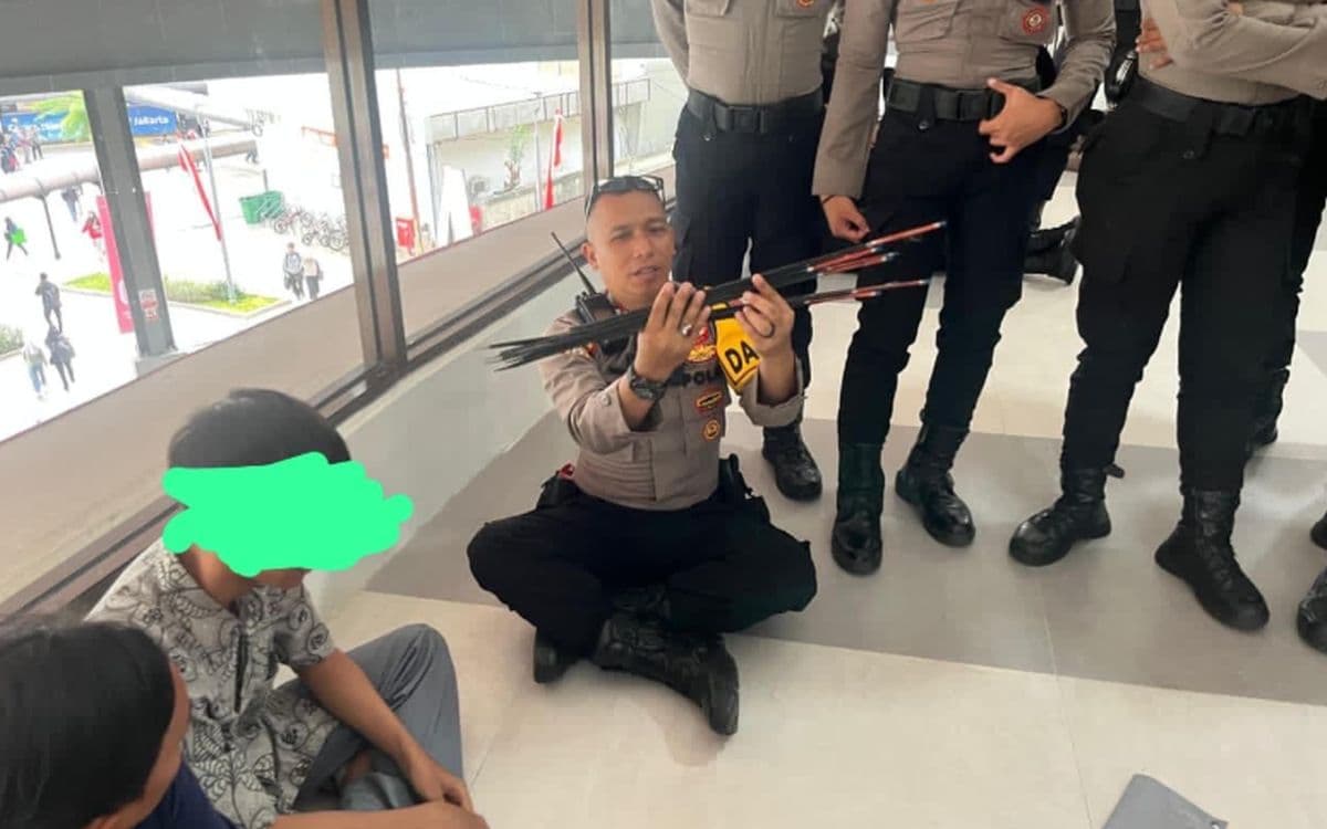 Pelajar Dicegah Ikut Demo di DPR Jadi 276 Orang, 9 Busur Panah Diamankan Pelajar Dicegah Ikut Demo di DPR Jadi 276 Orang, 9 Busur Panah Diamankan