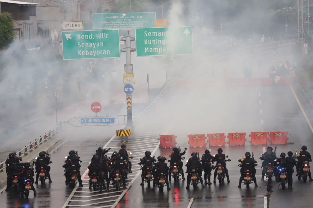 Pendemo Lempari Polisi dengan Bom Molotov Pendemo Lempari Polisi dengan Bom Molotov