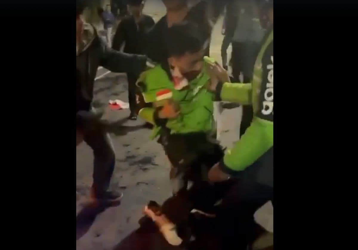 Viral! Driver Ojol Dilindas Mobil Rantis Polisi di Tengah Kerumunan Massa Viral! Driver Ojol Dilindas Mobil Rantis Polisi di Tengah Kerumunan Massa