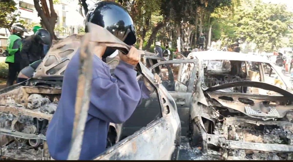 Bentrokan Mako Brimob Senen, 8 Mobil Dibakar hingga Dijarah Massa Bentrokan Mako Brimob Senen, 8 Mobil Dibakar hingga Dijarah Massa