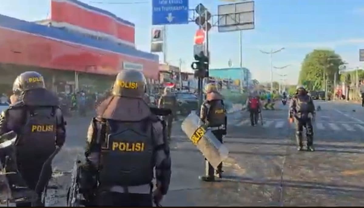 Bentrokan Massa vs Polisi, Lalu Lintas di Jatinegara Lumpuh Bentrokan Massa vs Polisi, Lalu Lintas di Jatinegara Lumpuh