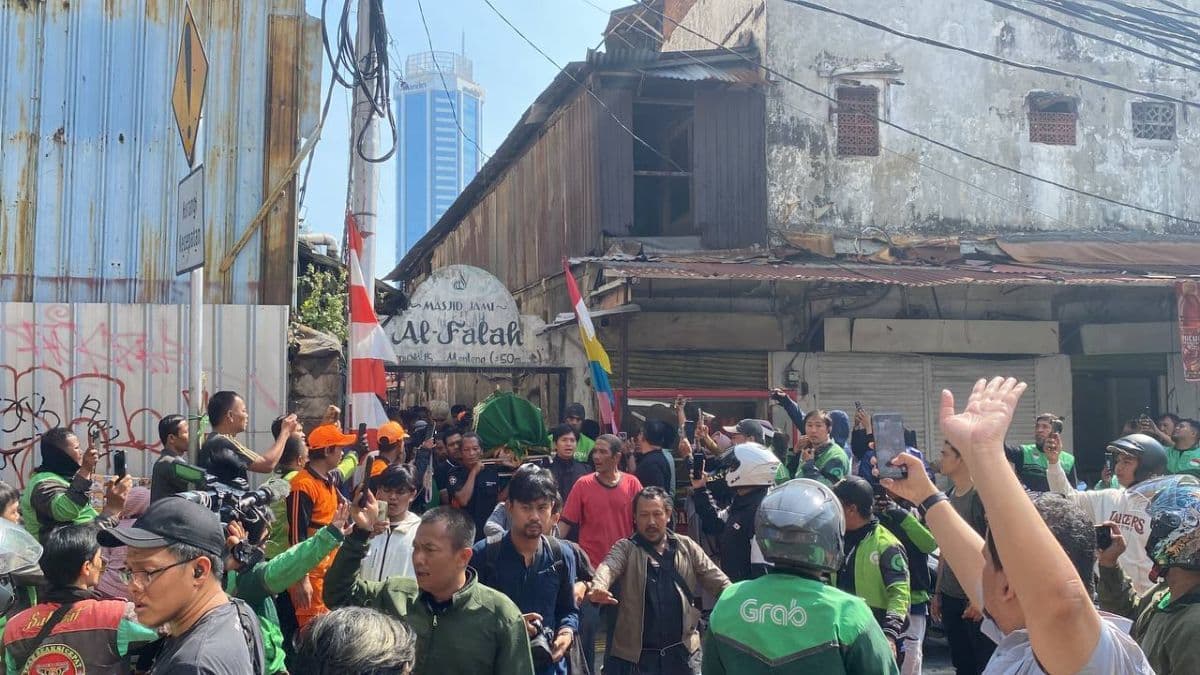 Ratusan Pengemudi Ojol Antar Affan Kurniawan Dimakamkan di TPU Karet Bivak Ratusan Pengemudi Ojol Antar Affan Kurniawan Dimakamkan di TPU Karet Bivak