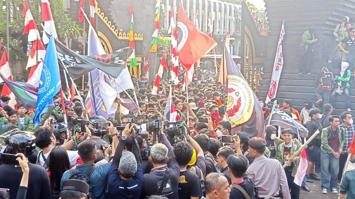 Aliansi Mahasiswa Demo di Polda Metro Jaya, Tuntut Bertemu Kapolda Aliansi Mahasiswa Demo di Polda Metro Jaya, Tuntut Bertemu Kapolda