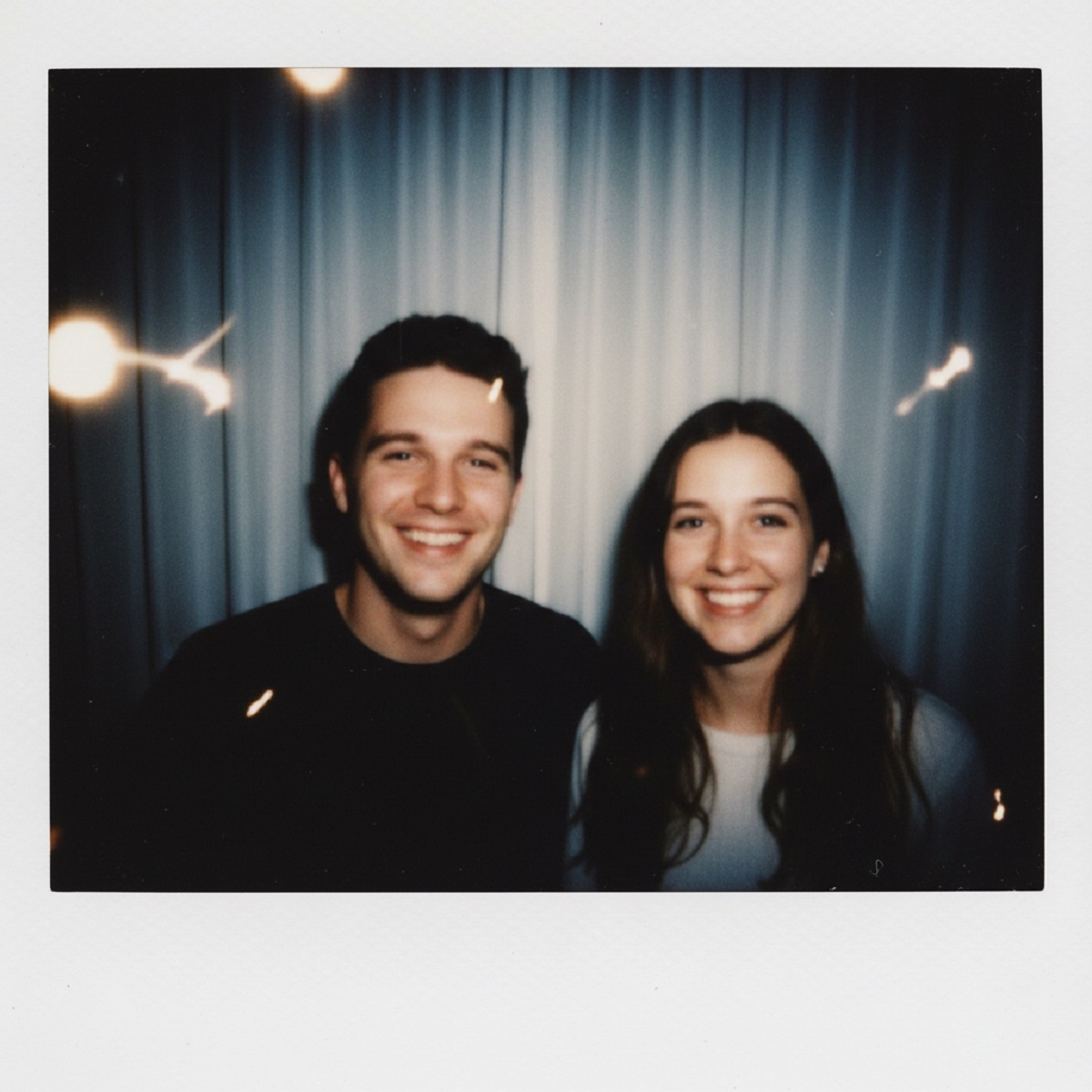 Prompt AI dan Cara Mudah Edit Foto Polaroid Bareng Idol Prompt AI dan Cara Mudah Edit Foto Polaroid Bareng Idol