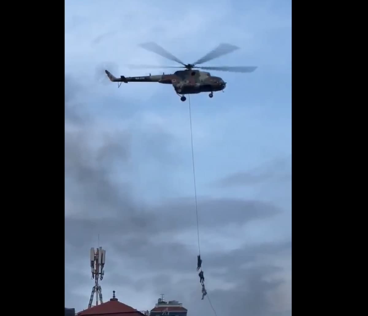 Viral, Pejabat Nepal Bergelantungan di Helikopter untuk Menyelamatkan Diri dari Demonstran Viral, Pejabat Nepal Bergelantungan di Helikopter untuk Menyelamatkan Diri dari Demonstran