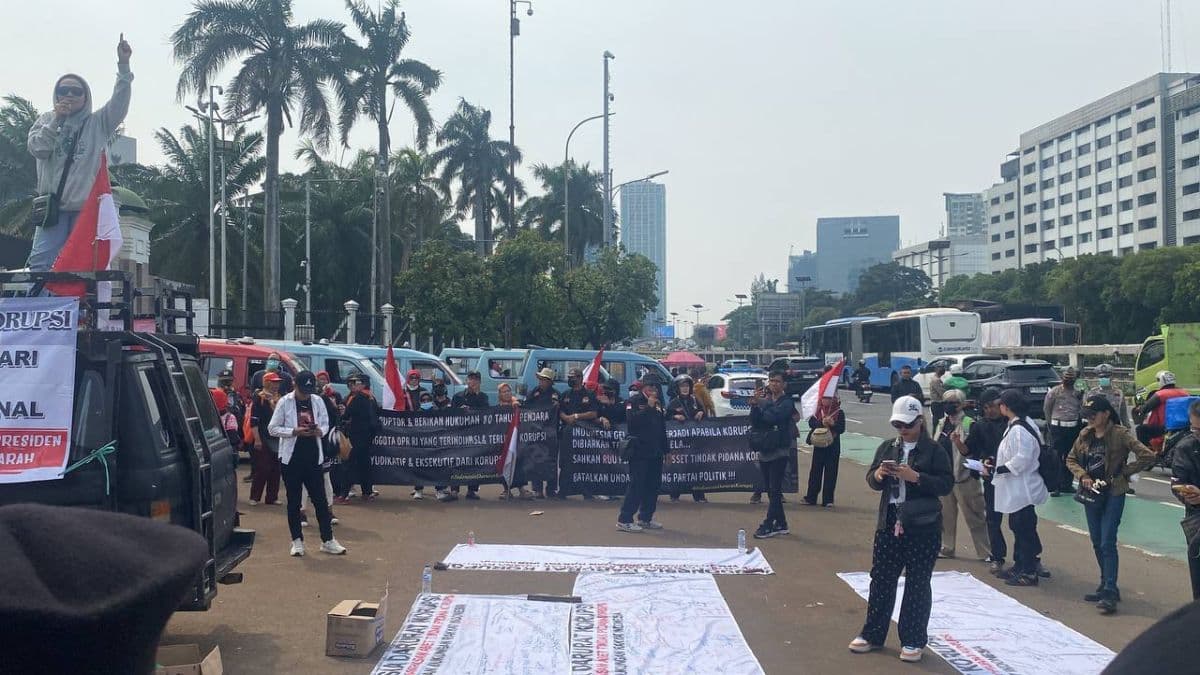 Tuntut RUU Perampasan Aset Disahkan, Massa Gelar Unjuk Rasa di Depan DPR Tuntut RUU Perampasan Aset Disahkan, Massa Gelar Unjuk Rasa di Depan DPR