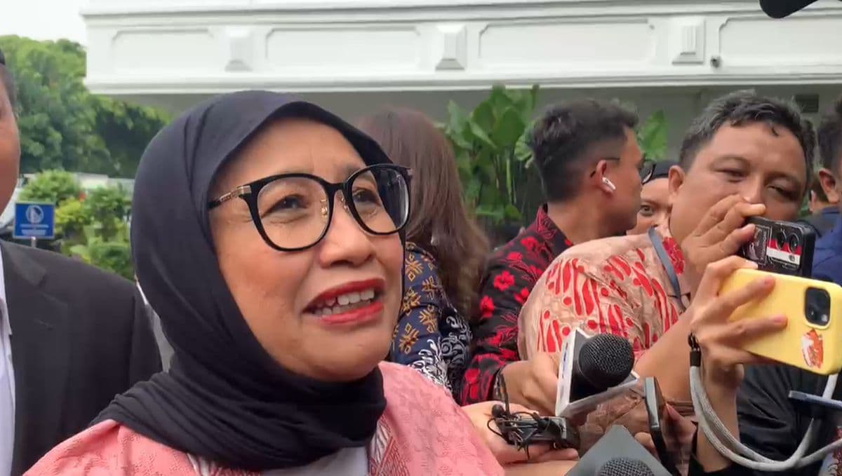 Nanik S Deyang Ngos-ngosan ke Istana, Baru Ditelepon Jam Satu Nanik S Deyang Ngos-ngosan ke Istana, Baru Ditelepon Jam Satu
