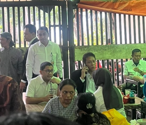 Momen Purbaya Makan Siang di Kantin Tenda Biru Ditjen Pajak Momen Purbaya Makan Siang di Kantin Tenda Biru Ditjen Pajak