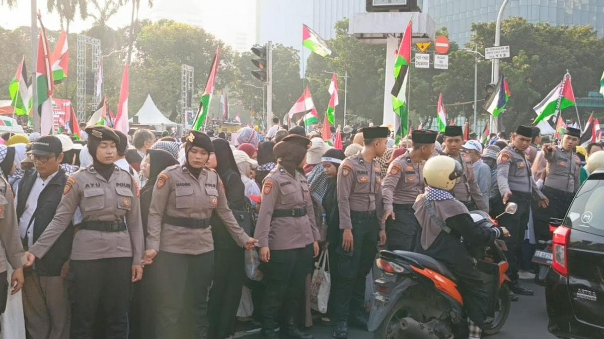 Polisi Berpeci Kawal Aksi Bela Palestina 'Indonesia Lawan Genosida' Polisi Berpeci Kawal Aksi Bela Palestina 'Indonesia Lawan Genosida'