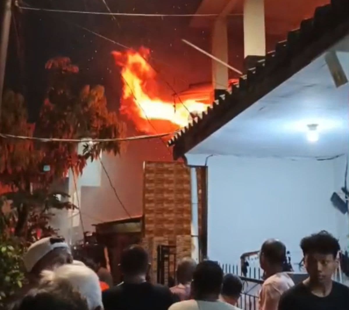 Rumah Tinggal di Pengadegan Pancoran Terbakar, Lansia 70 Tahun Diduga Terjebak Rumah Tinggal di Pengadegan Pancoran Terbakar, Lansia 70 Tahun Diduga Terjebak