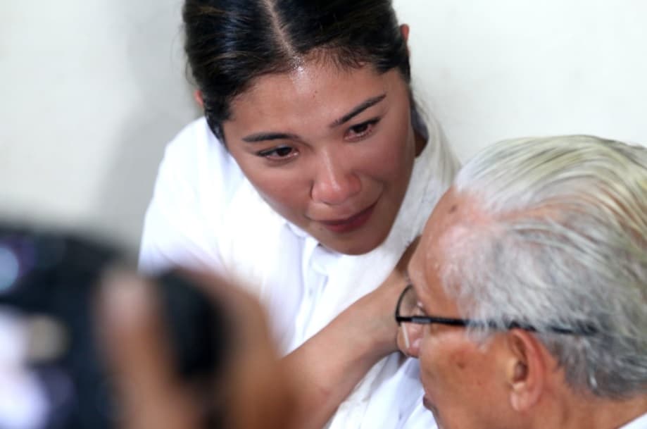 Tangisan Istri Nadiem Makarim Pecah Usai Sidang, Matanya Sembab dan Memerah Tangisan Istri Nadiem Makarim Pecah Usai Sidang, Matanya Sembab dan Memerah