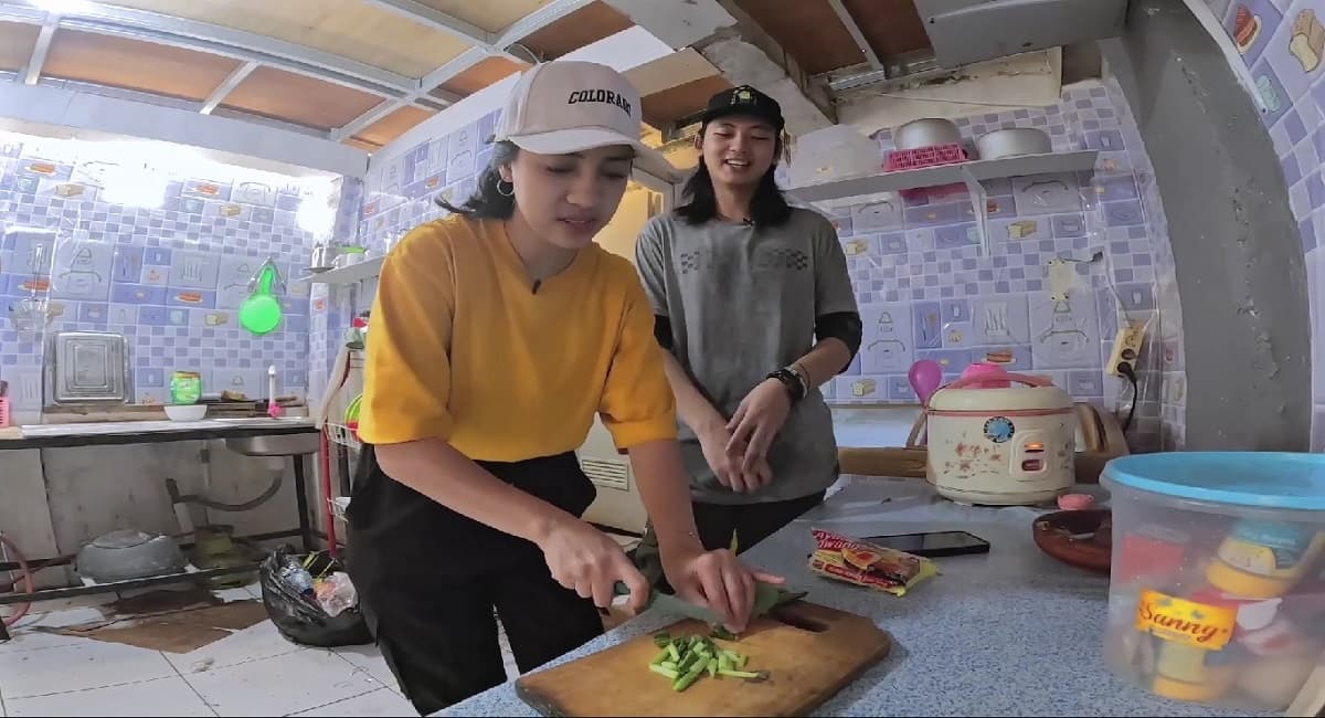 YouTuber Azia Riza Jadi Kasir Warkop, Langsung Getok Harga Rp150.000 YouTuber Azia Riza Jadi Kasir Warkop, Langsung Getok Harga Rp150.000