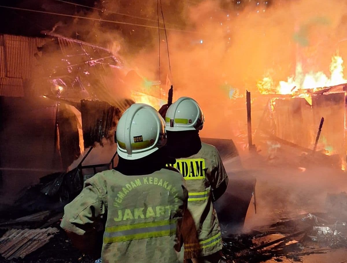 Sejumlah Rumah Semi Permanen di Pademangan Terbakar akibat Pembakaran Tembaga Sejumlah Rumah Semi Permanen di Pademangan Terbakar akibat Pembakaran Tembaga