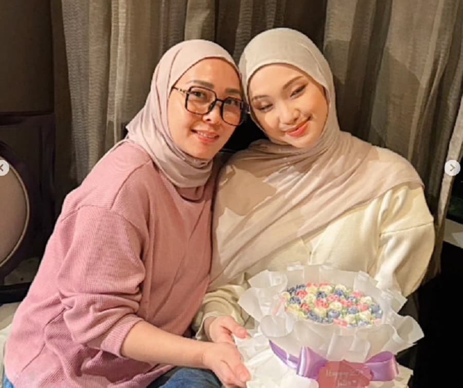 Jule Dibela Ibu saat Diisukan Selingkuh, Netizen: Anak Salah Bukannya Dinasehati Jule Dibela Ibu saat Diisukan Selingkuh, Netizen: Anak Salah Bukannya Dinasehati