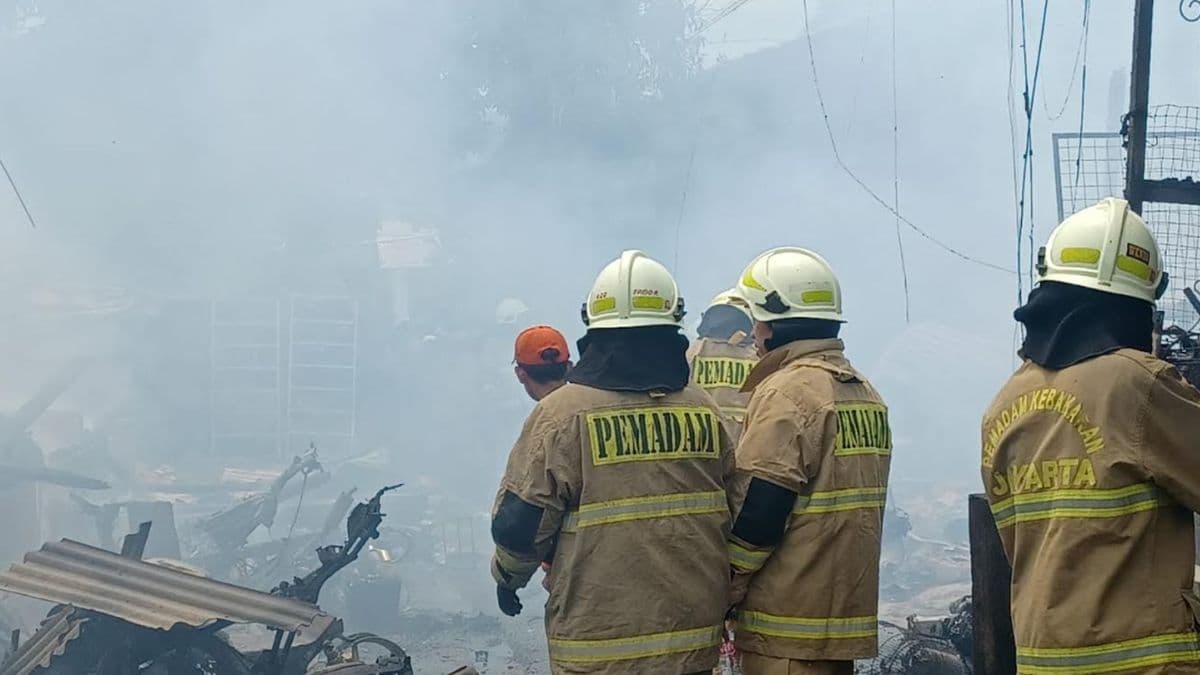 Permukiman Padat Grogol Utara Kebakaran, 6 Unit Damkar Dikerahkan Permukiman Padat Grogol Utara Kebakaran, 6 Unit Damkar Dikerahkan