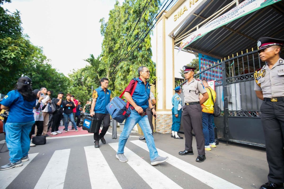 Polisi Temukan Benda Mirip Senpi hingga Bom di SMAN 72 Jakarta Polisi Temukan Benda Mirip Senpi hingga Bom di SMAN 72 Jakarta